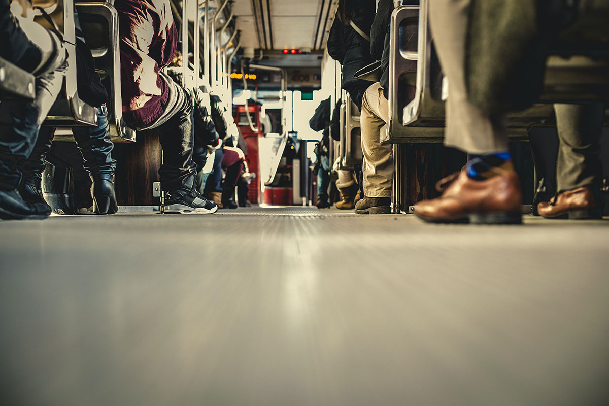 Menschen sitzen in der U-Bahn.