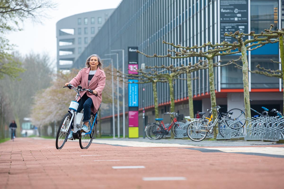 Frau fährt auf einem Fahrrad mit Lenkassistent