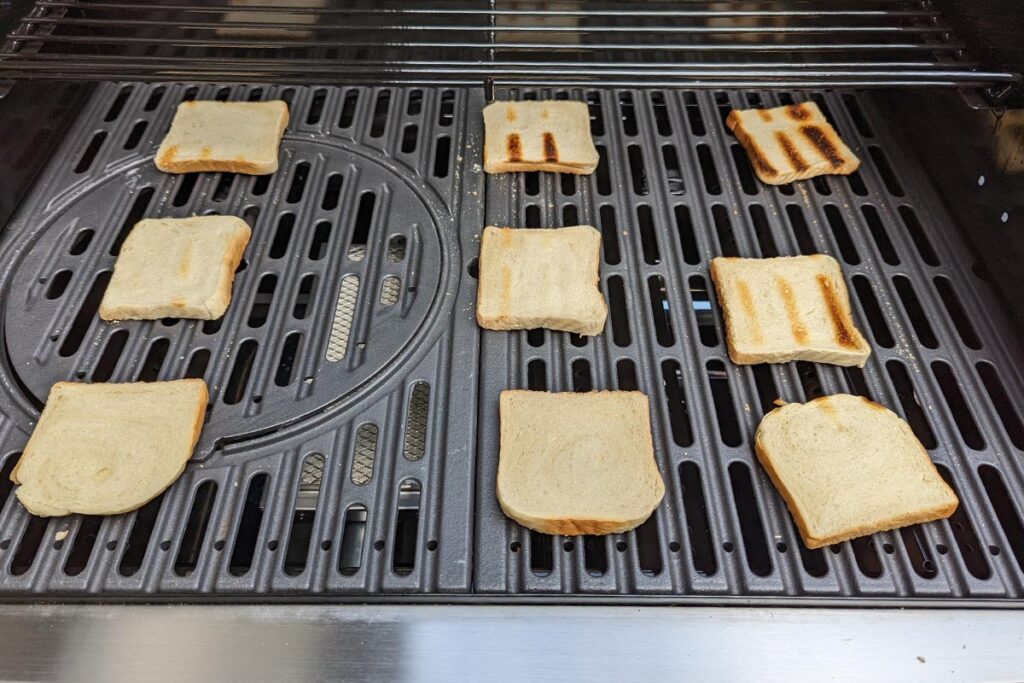Dunkles Grillrost mit unterschiedlich braun gebranntem Toast