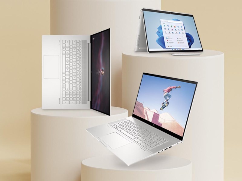 Drei der neuen HP Notebooks auf Podesten