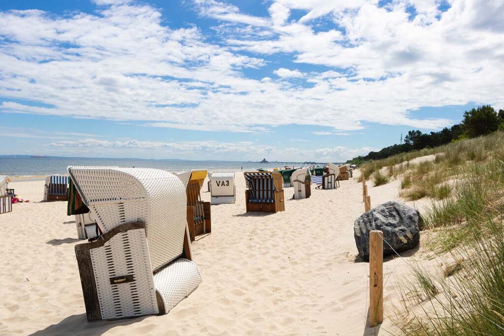 Strandkörbe auf der Ostseeinsel Usedom, im Hintergrund das Seebad Heringsdorf.