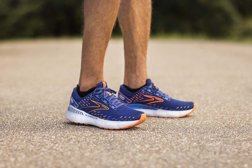 Das Brooks Glycerin 20 GTS Herrenmodell von einem Mann getragen