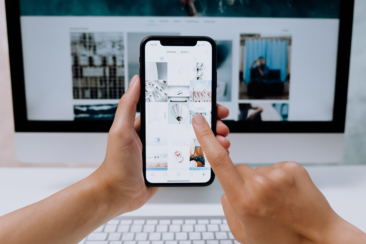 Eine Person bedient die Instagram-App und sieht sich Bilder an.