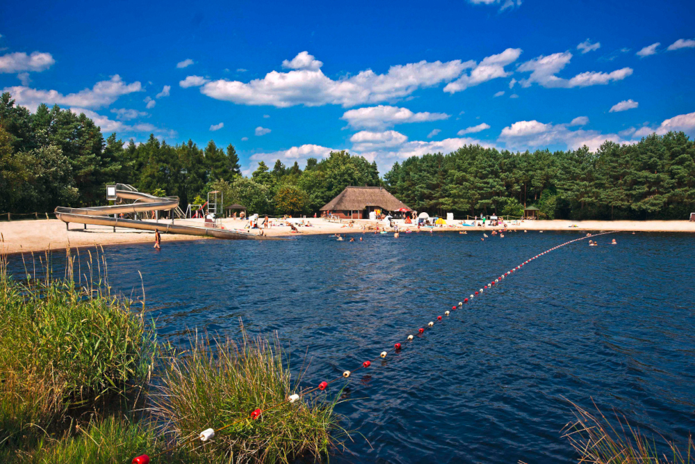 Blauer See mit Sandbucht