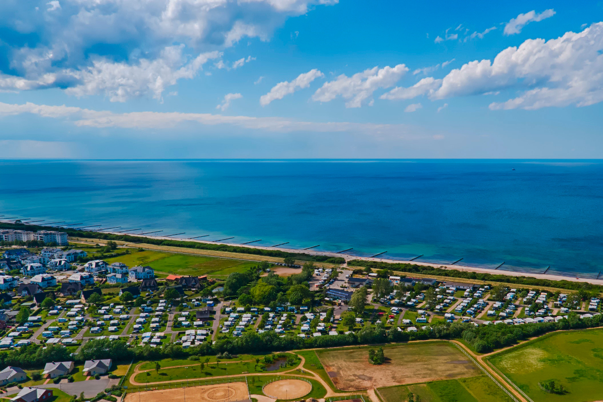 Campingplatz von oben an Küste