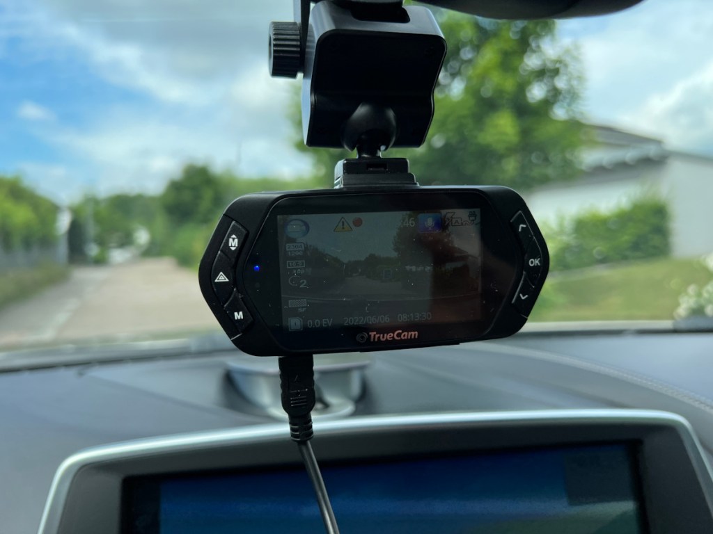 Dashcam an Frontscheibe mit dunklem Display