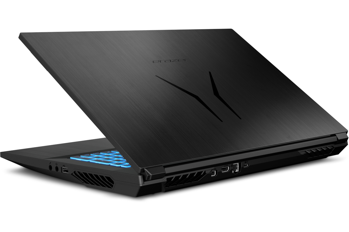Schwarzes Gaming-Notebook leicht aufgeklappt schräg von hinten auf weißem Hintergrund
