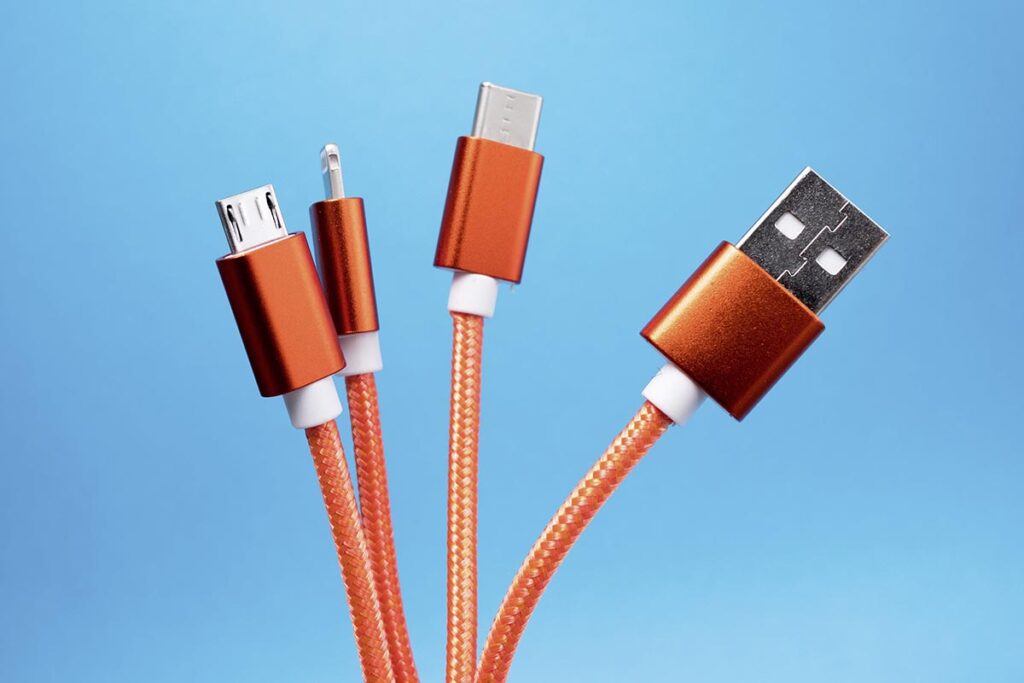 Vier USB-Kabel