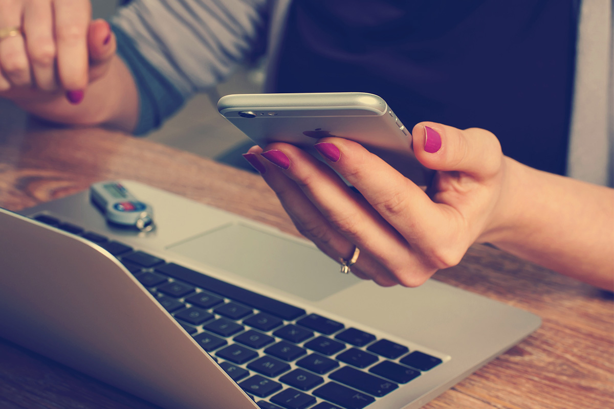 Frau hält ein Smartphone in der Hand