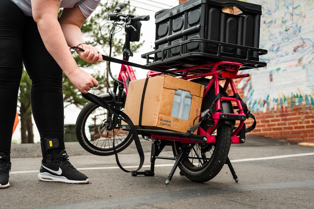 E-Bike mit zusätzlichem Lastenständer soll das schwerbeladene Bike vor dem Umfallen schützen