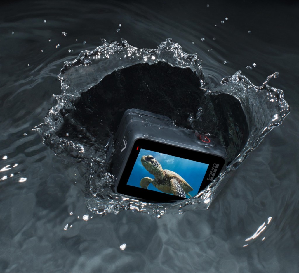 Schwarze Kamera zeigt Schildkröte im Wasser auf Bildschirm während sie in dunkles Wasser fällt