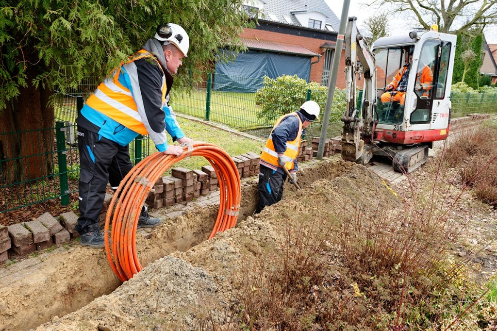 Arbeiter verlegeen Glasfaser-Kabel der Deutschen Glasfaser