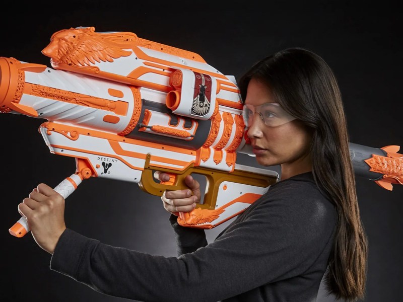 Eine Frau hält die Nerf-Gun Gjallarhorn.