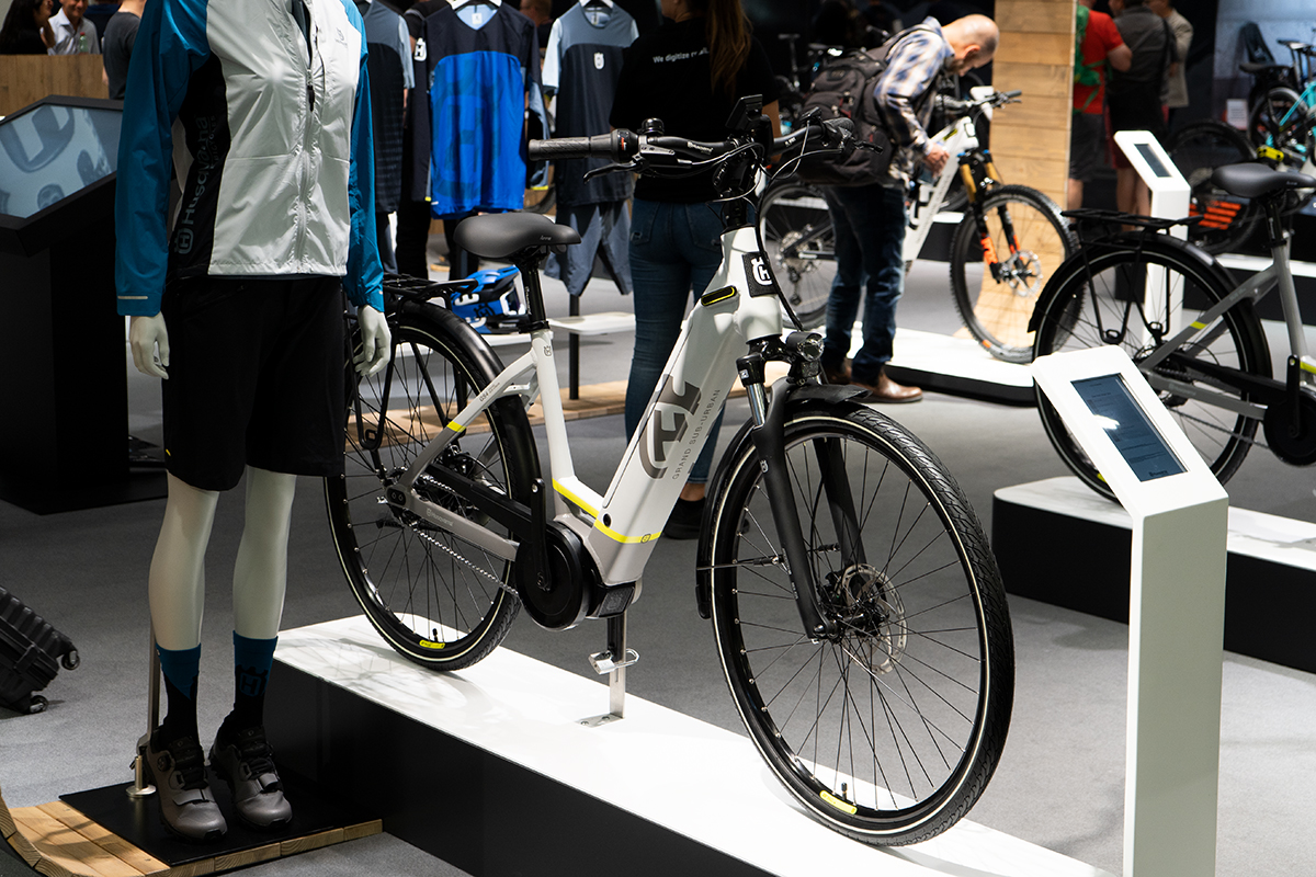 E-Bike mit Tiefeinsteuger-Rahmen auf Messestand der Eurobike