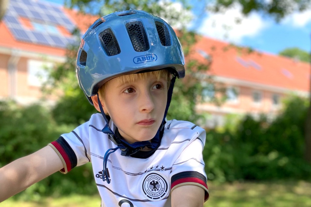 Kinder-Fahrradhelm Abus Youn_I 2.0: Kind trägt diesen Helm, Ansicht von vorne