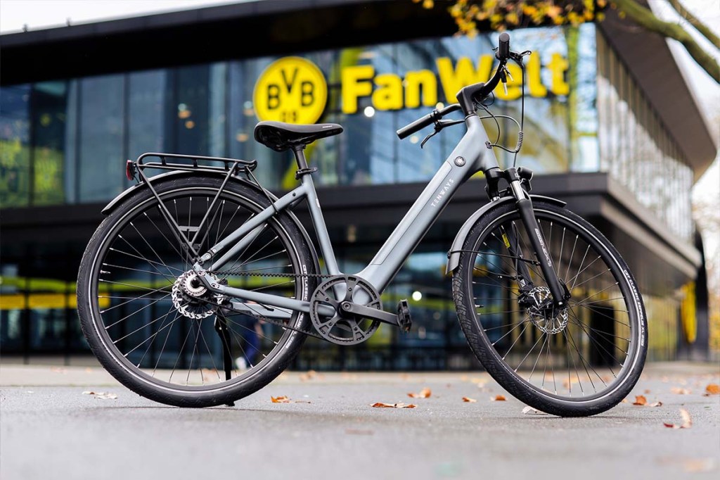 E-Bike von Tenways vor Fanshop Borussia Dortmund