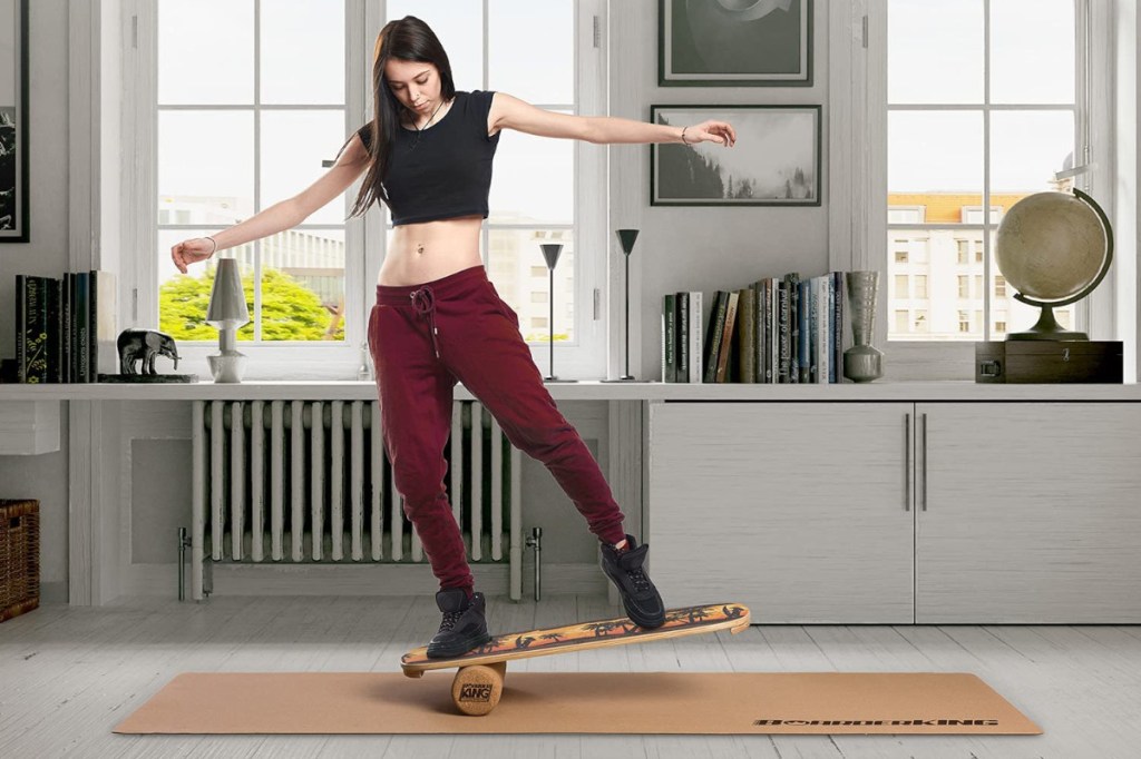 Frau auf Balance Board