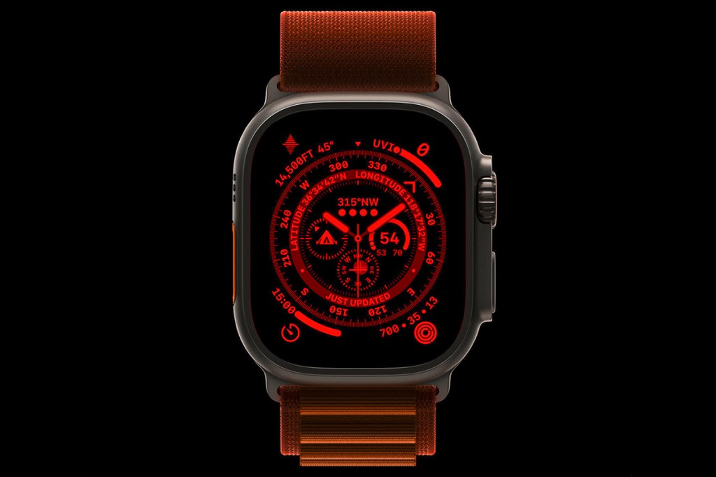 Rot leuchtende Apple Watch Ultra von vorne auf schwarzem  Hintergrund