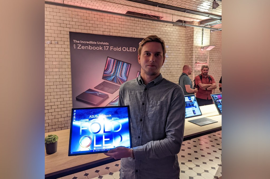 IMTEST-Redakteur Pascal Bartholomäus hält das Asus Zenbook 17 Fold OLED in den Händen.