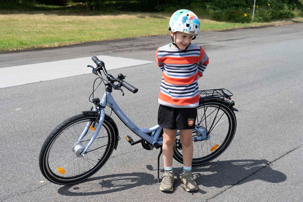 Kind stehend vort Kinderfahrrad Emily 24.7 von Bocas