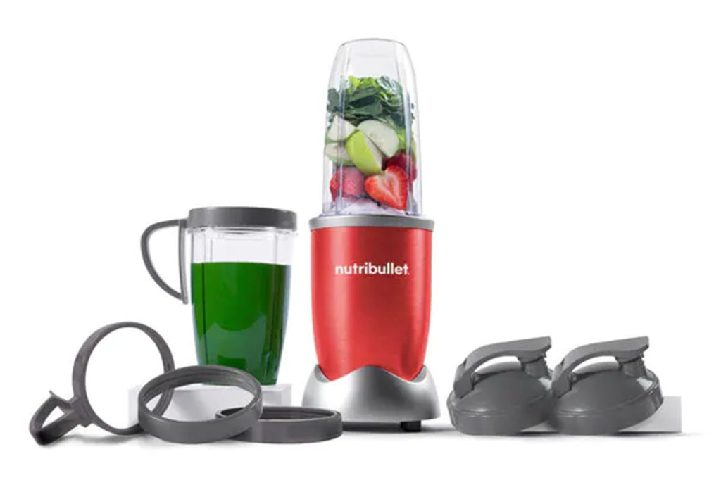 Der Nutribullet Pro 900 ist in der roten Farbvariante gezeigt. Drum herum ist der Lieferumfang mit einem Wechsel-Becher, Deckeln und Haltegriffen abgebildet.