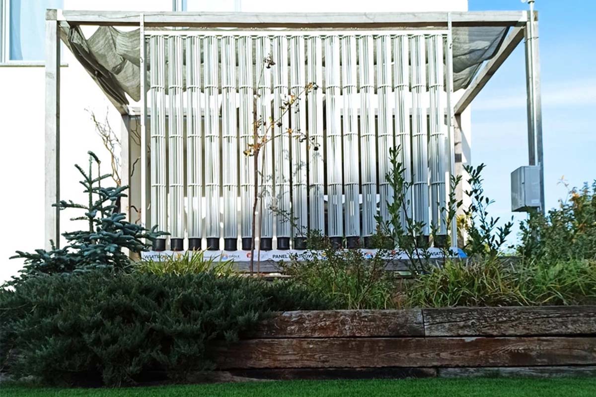 Der Windkraft-Zaun von Panel Wiatrowy ist als Umzäunung einer Terrasse zu sehen.