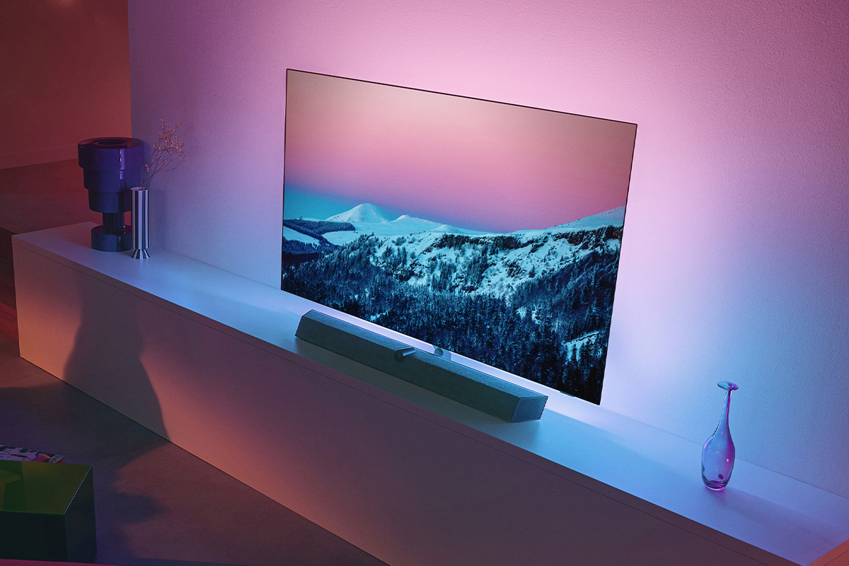 Der Philips OLED +937 steht auf einer Kommode.