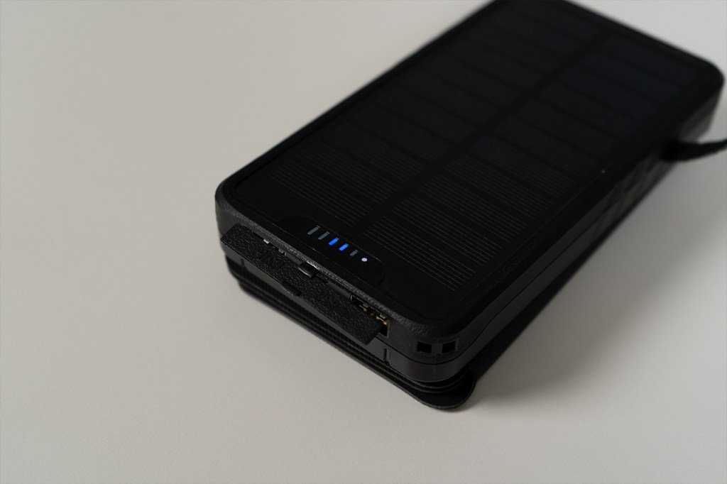 Das Bild zeigt die LED-Anzeige eine Powerbank im Detail.