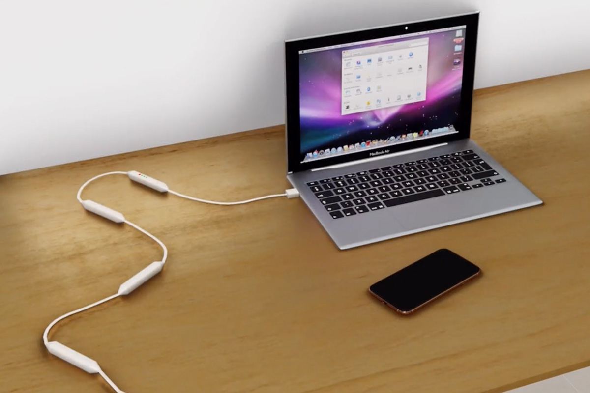 Das Bild zeigt die Treks-Powerbank, wie sie an ein MacBook angeschlossen ist.