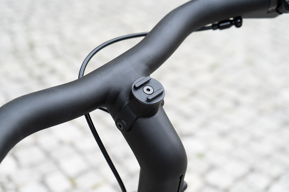 Detailaufnahme: Smartphonehalterung am Lenker des City-E-Bikes S5 von Van Moof.