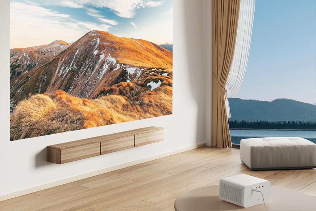 Der Xiaomi Projector 2S projiziert ein Bild an die Wand. 