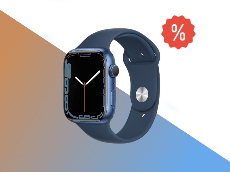 Apple Watch schräg von vorne in Blau auf weißem Hintergrund mit blau orangenem Farbverlauf und rotem Prozentzeichen rechts oben