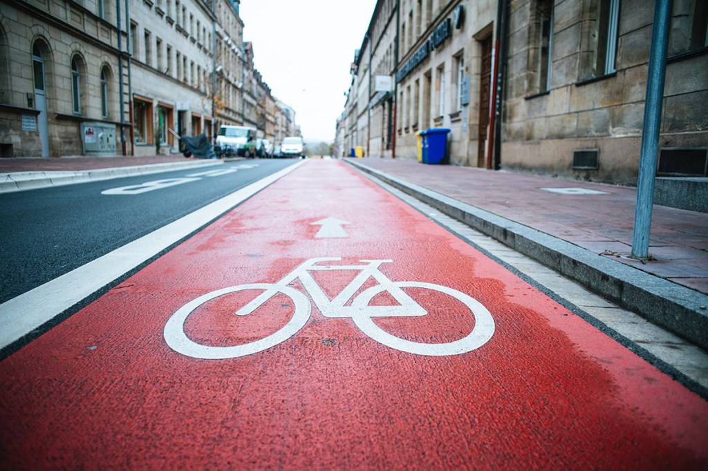 Fahrradstreifen mit Markierung in einer Stadt.
