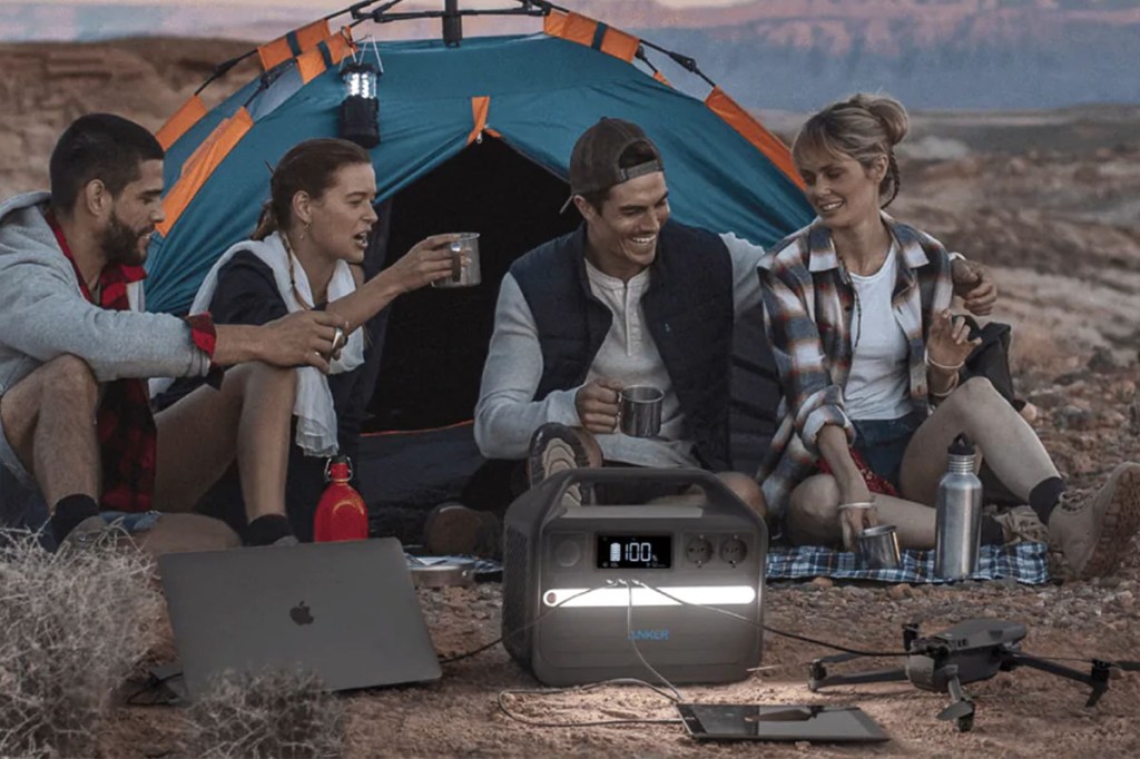 Die Anker 555 PowerHouse als Stromversorgung beim Camping.