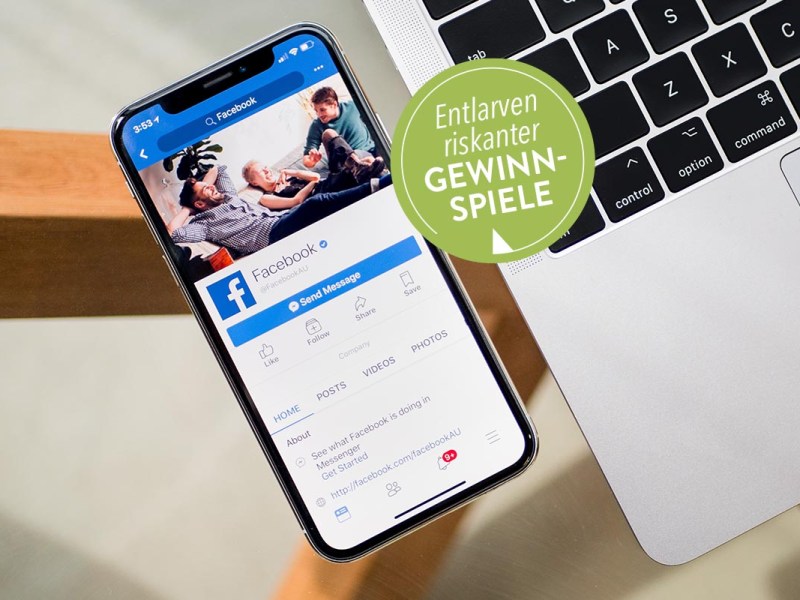 Smartphone mit geöffneter Facebook App auf einem Glastisch