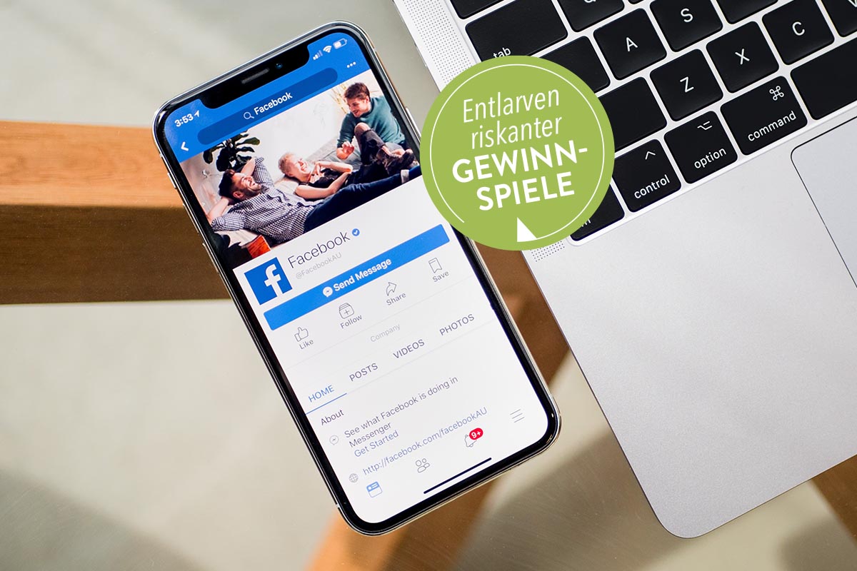 Smartphone mit geöffneter Facebook App auf einem Glastisch