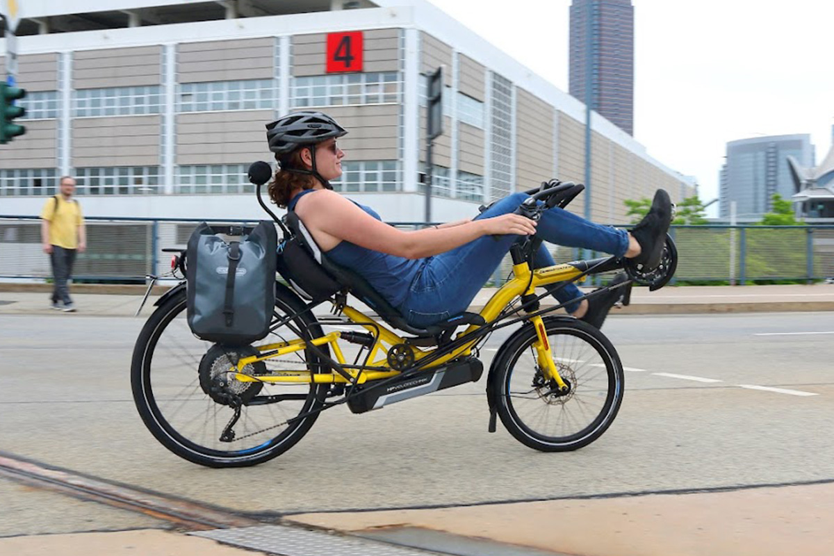 Frau fährt auf einem S-Pedelec Liegefahrrad