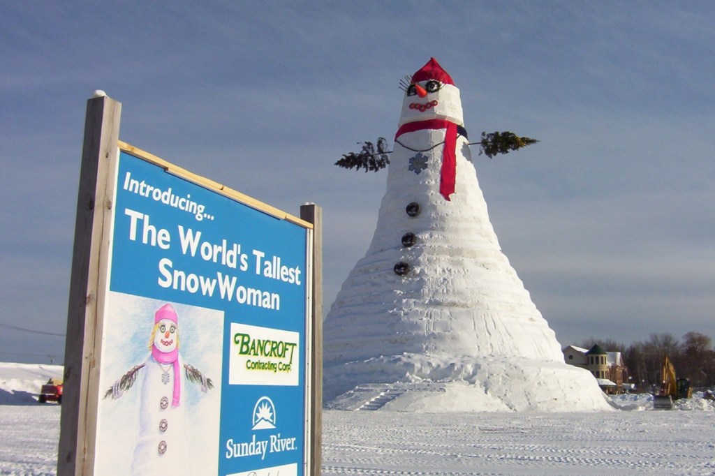 Großer Schneemann vor blauem Himmel