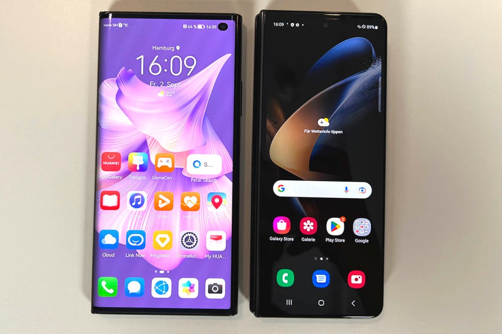 Huawei Mate XS 2 nebst Samsung Galaxy Z Fold4 von oben betrachtet