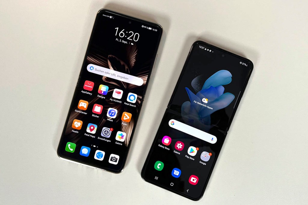 Huawei P50 Pocket nebst Samsung Galaxy Z Flip4 aufgeklappt Display