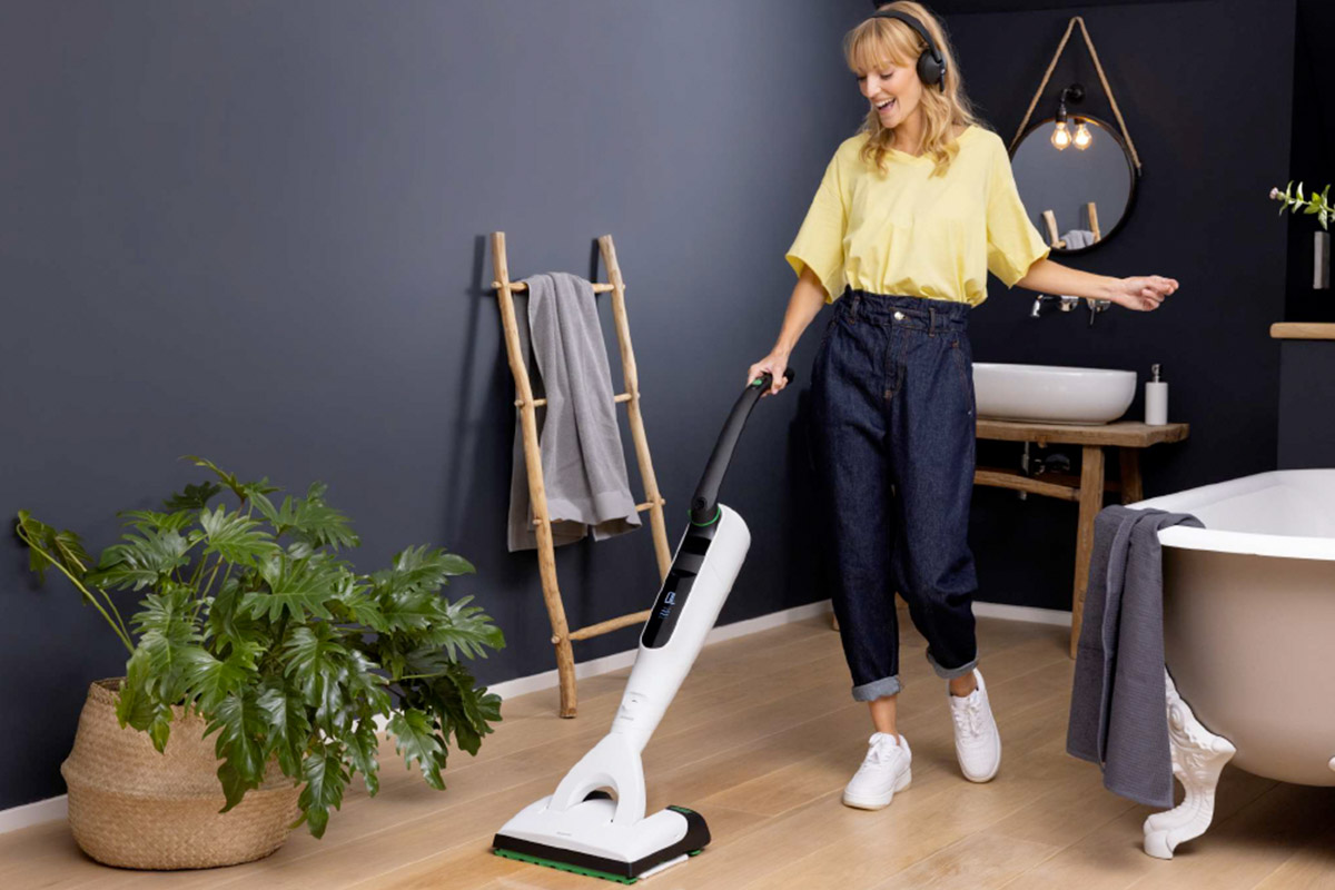 Eine Frau reinigt mit dem neuen Vorwerk Saugwischer.