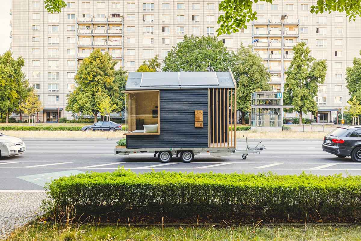 Ein Tiny Space steht mitten in Berlin auf einer Straße.