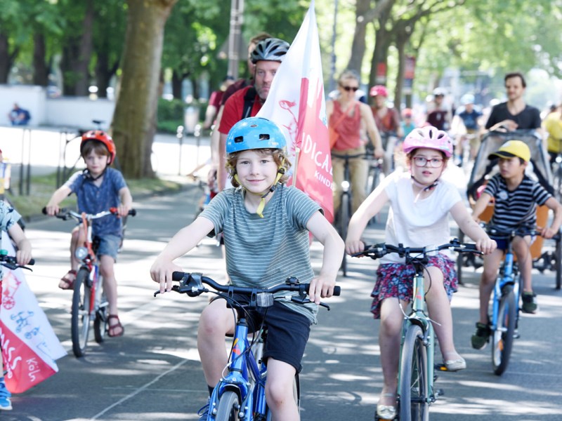 Kinder auf dem Fahrrad bei der Kidical Mass