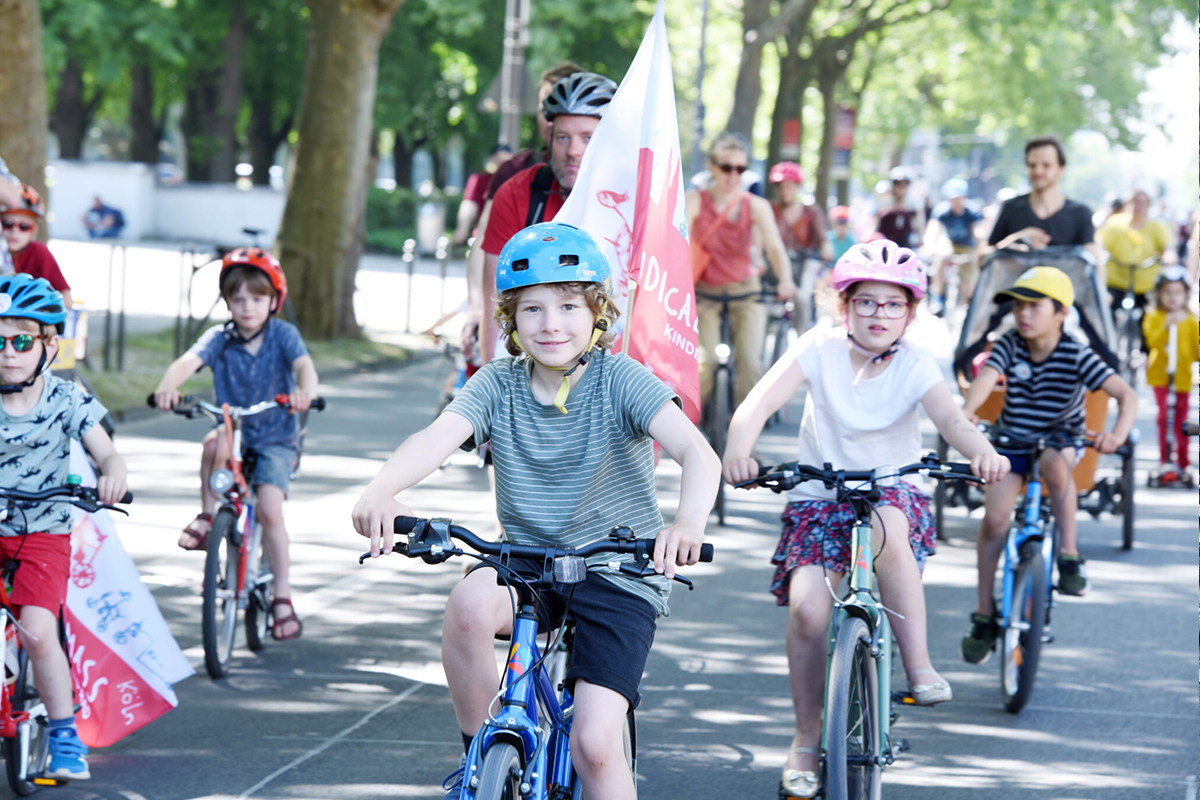 Kinder auf dem Fahrrad bei der Kidical Mass