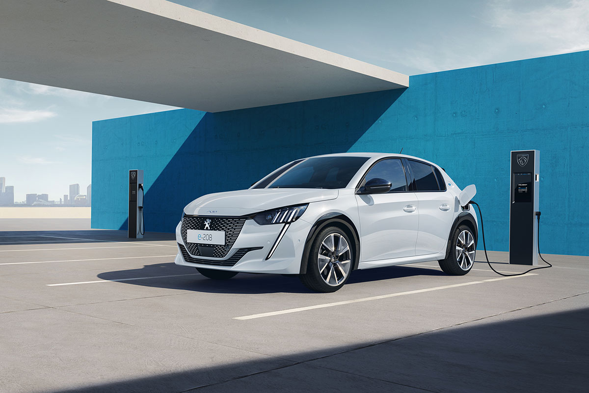 E-Auto Peugeoz e-208 steht an einer Ladesäule und wird dort mit Strom geladen