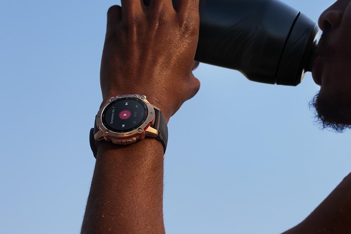 Amazfit Falcon am Handgelenk eines Sportlers.