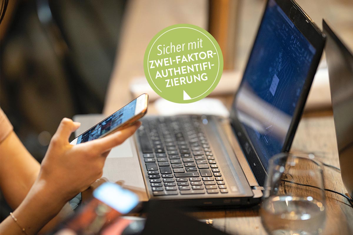 Smartphone und Laptop bei 2 Faktor Authentifizierung