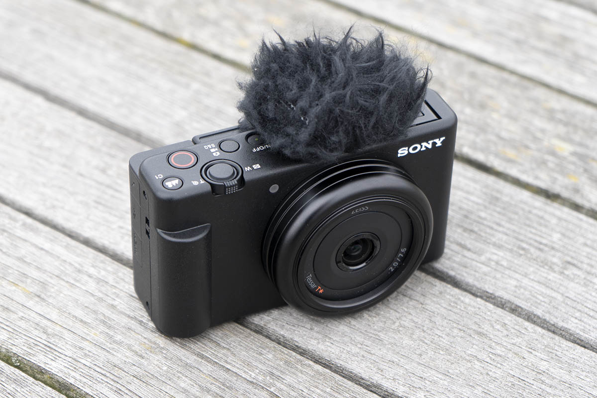 Sony ZV-1F mit aufgesetztem Windschutz