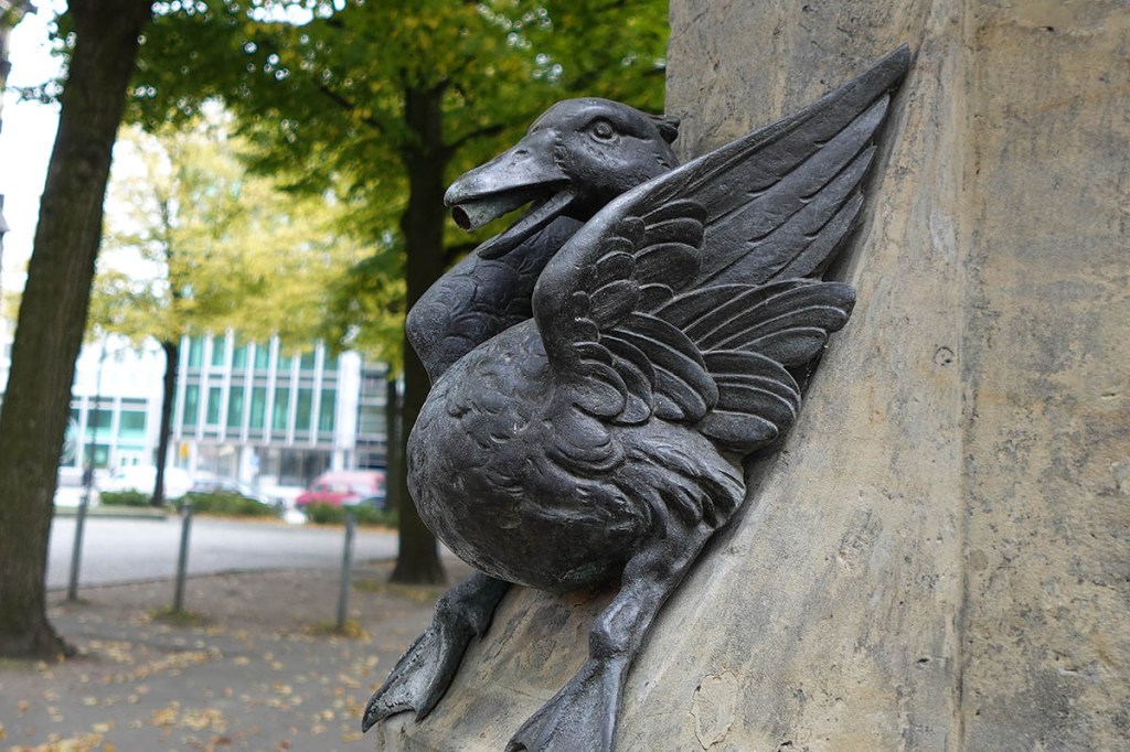 Foto von einer Vogelfigur aus Stein