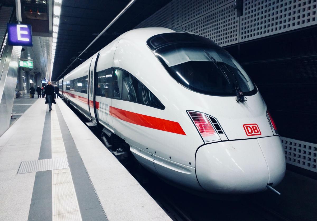 Deutsche Bahn Zug steht am Gleis